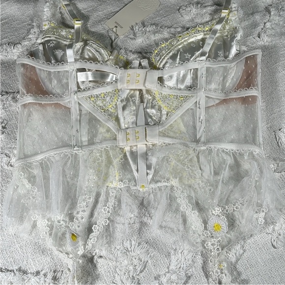 NWT 2 Pc For Love & Lemons 3D Daisy Bustier W/ Garters & Panty Set Sz 36C/L - Picture 13 of 16